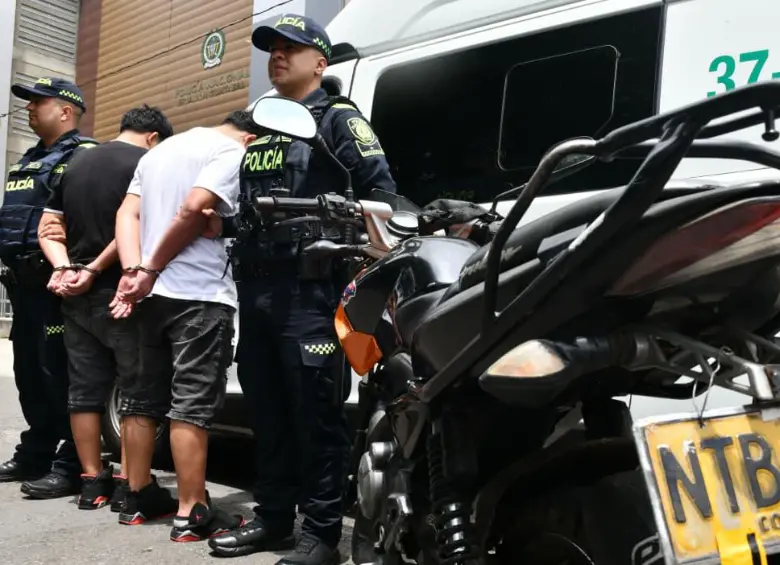 Los extranjeros detenidos junto al vehículo con la placa adulterada. FOTO: Cortesía