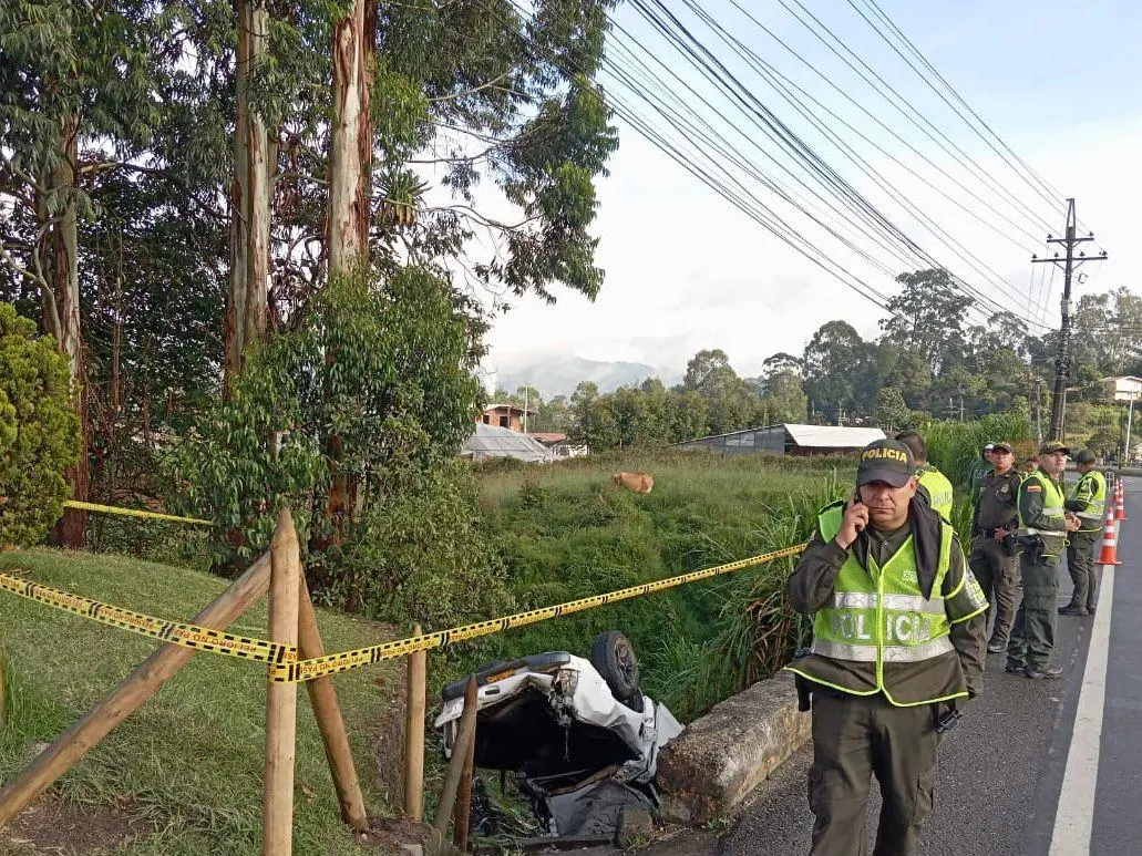 Accidente volcado en la autopista Medellín-Bogotá a la altura del municipio de Guarne. FOTO: CORTESÍA