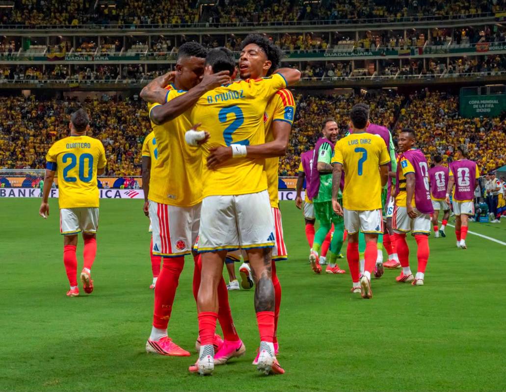 El delantero Jhon Córdoba, que en la foto abraza a Daniel Muñoz junto a Johan Mojica, fue importante en el juego. Foto: Juan Antonio Sánchez