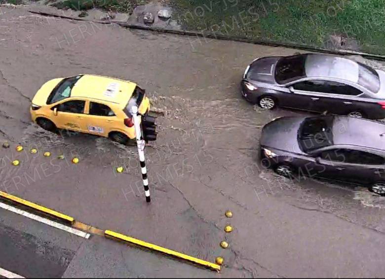 Inundación en la calle 30 entre las carreras 54 y 55, en Medellín. FOTO: CORTESÍA