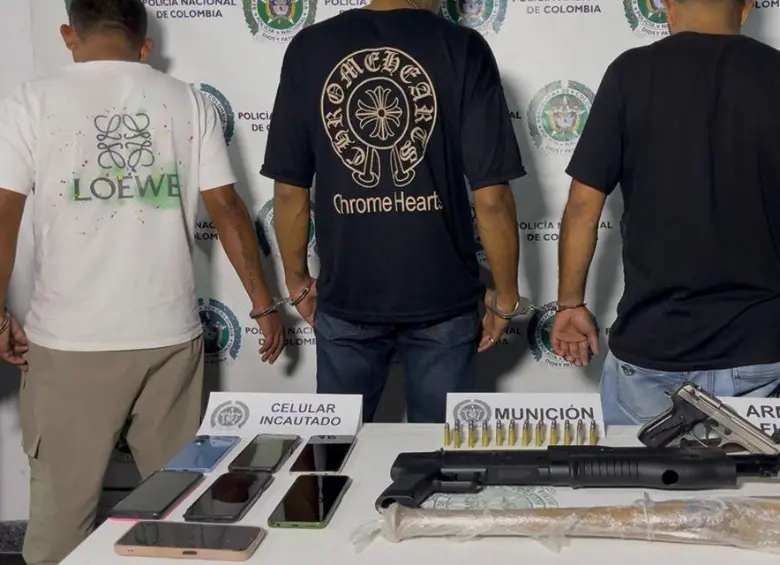 Las autoridades también incautaron varias armas y celulares de la banda. FOTO: Cortesía Alcaldía de Medellín