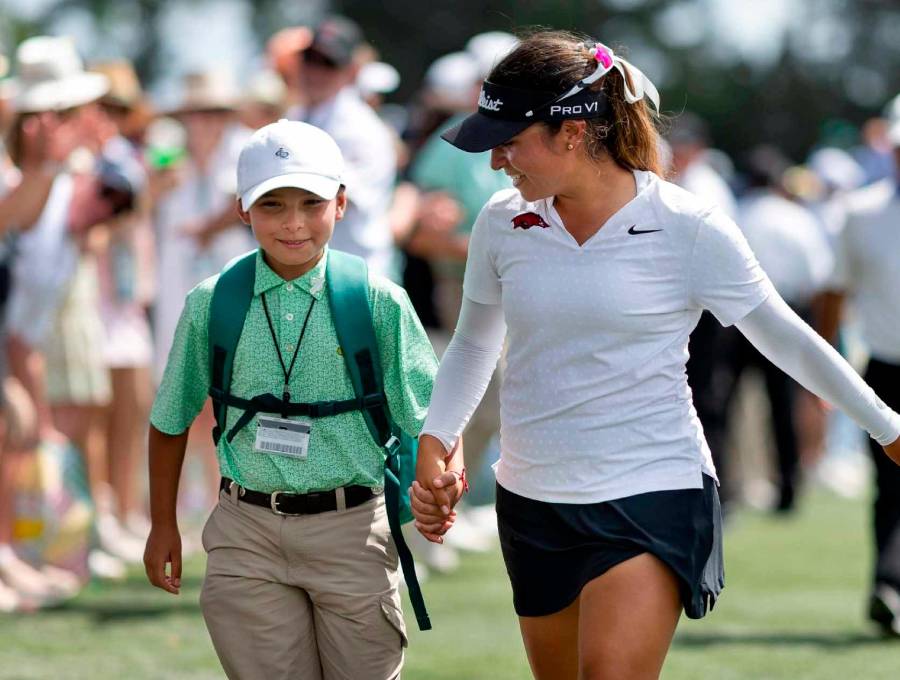 María José Marín junto a su hermano Emilio durante el recorrido tras coronarse campeona del Augusta, rumbo a la premiación. FOTO GETTY 