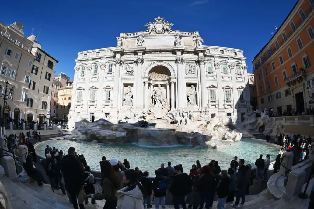 Turistas acceden a la zona inferior de la Fontana de Trevi tras la implementación del ticket de dos euros, medida que busca reducir la masificación y financiar la conservación del monumento. FOTO AFP
