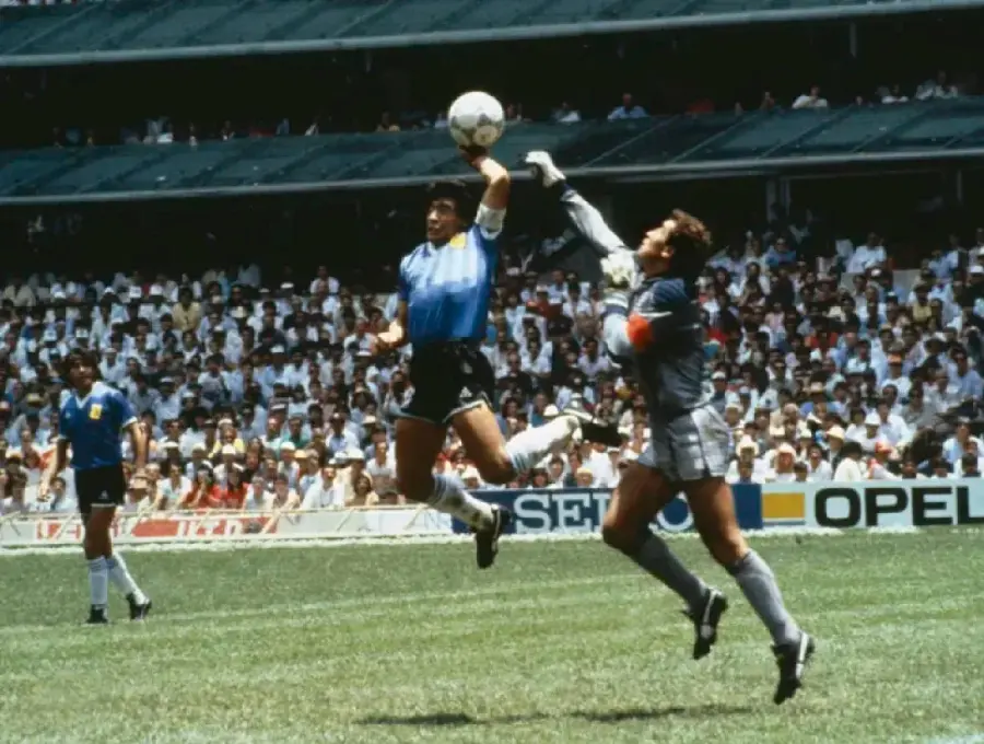La polémica jugada cuando Diego Armando Maradona toca con la mano el balón ante la salida del arquero inglés Peter Shilton y convierte el histórico gol de la “Mano de Dios” en México 1986. FOTO GETTY