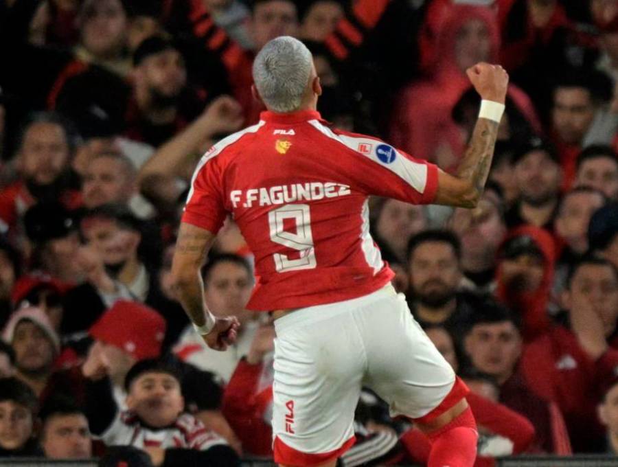 Franco Fagúndez celebra el tanto con el que Santa Fe igualó el duelo 1-1 y por ello, la definición de la clasificación se tuvo que dar desde el punto penal, en el que ganó 7-8. FOTO TOMADA X@Sudamericana
