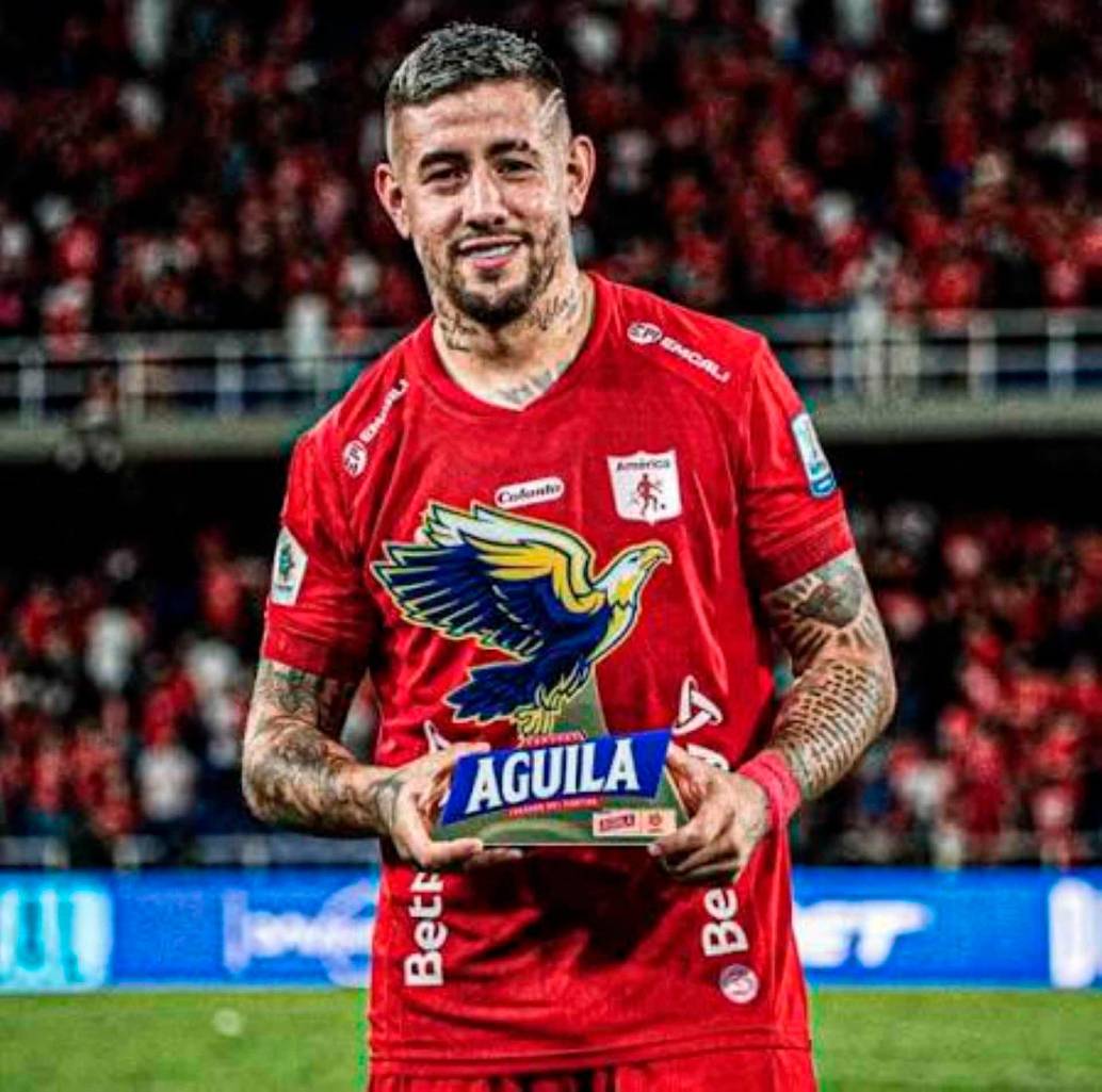 El delantero argentino Rodrigo Holgado mientras estuvo activo con América ganó varios premios como Jugador del Partido por sus goles y rendimiento. FOTO TOMADA @CervezaAguila