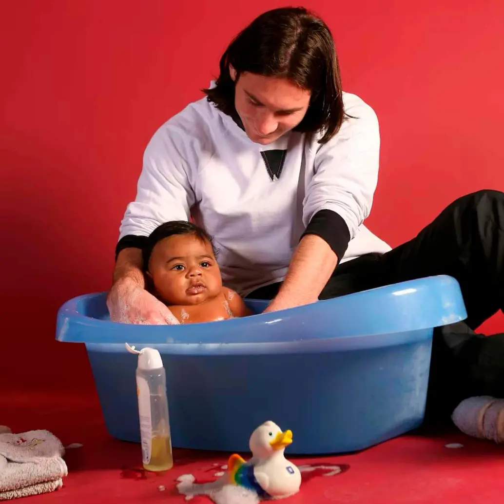 Lionel Messi bañando a Lamine Yamal cuando era un bebé, para la campaña del calendario solidario del Barcelona con Unicef de 2008. FOTO TOMADA X@FCBarcelona