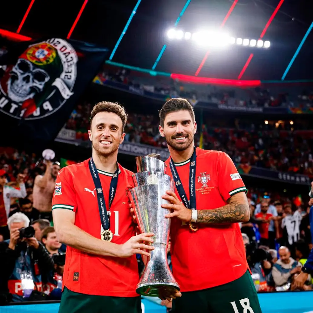Diogo Jota y su gran amigo, Rúben Neves, celebran la obtención del título de la Nations League que consiguieron el 8 de junio del 2025 con Portugal. FOTO: TOMADA DEL INSTAGRAM DE @Ruben Neves