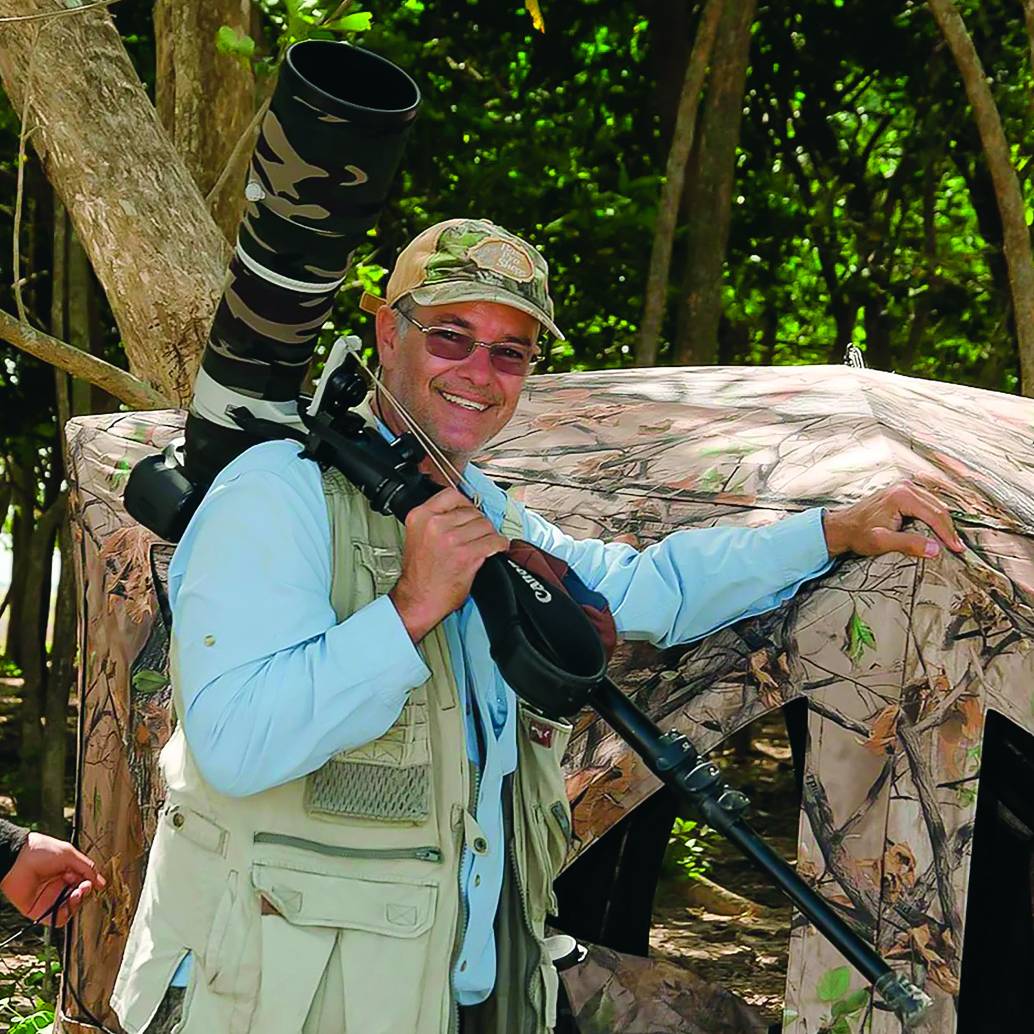 Rodrigo, miembro de la Sociedad Antioqueña de Ornitología, es uno de los pajareros más importantes de Colombia. Tiene más de 30 años de experiencia en la fotografía de aves y tres libros publicados. FOTO Instagram r_gaviria. 