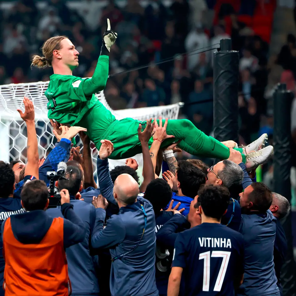 El portero Safonov fue alzado en brazos por sus compañeros tras atajar 4 penaltis y darl;e el títulos al PSG. FOTO FIFA