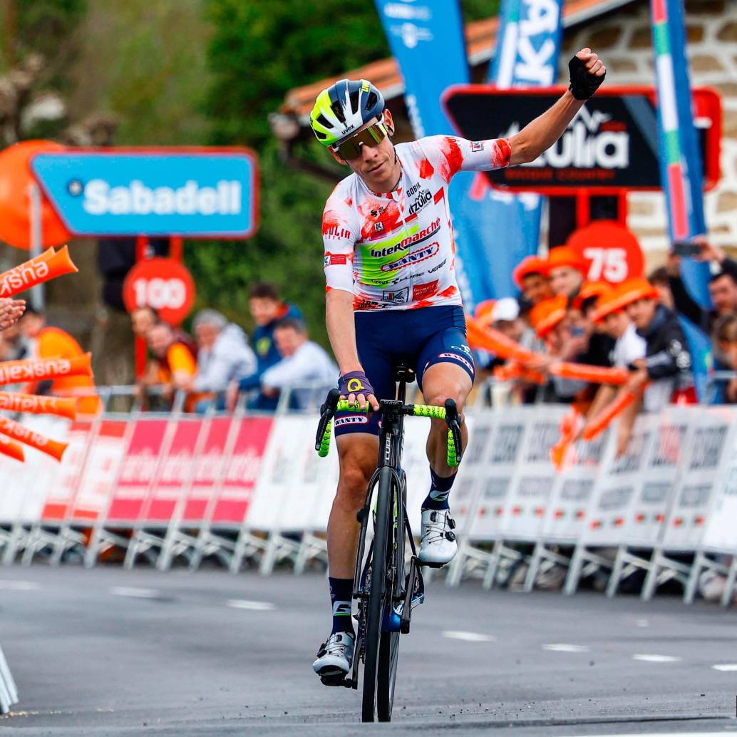 El sudafricano Louis Meintjes fue el ganador de la cuarta etapa de la Vuelta al país Vasco. FOTO @IntermarcheW