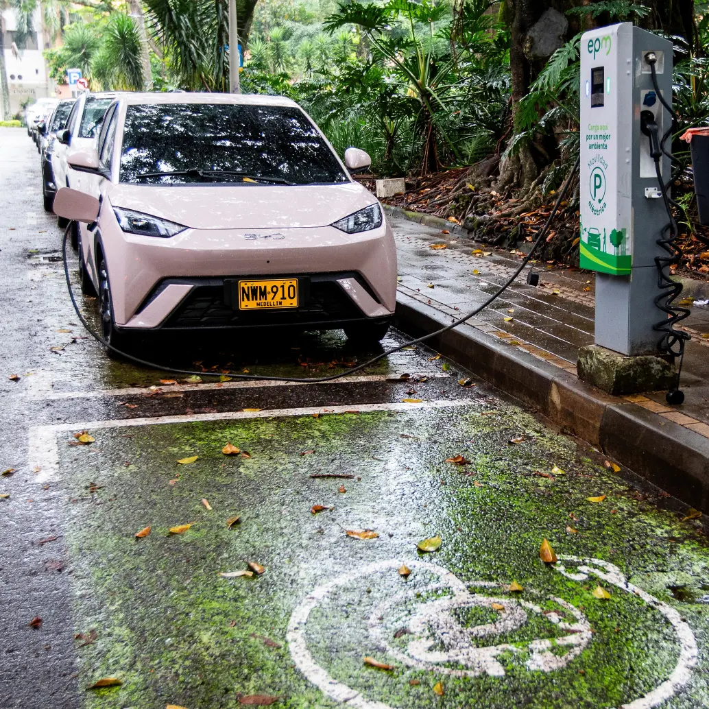 Las ventas de vehículos eléctricos crecieron 304% en Colombia durante abril de 2026. FOTO JULIO CÉSAR HERRERA