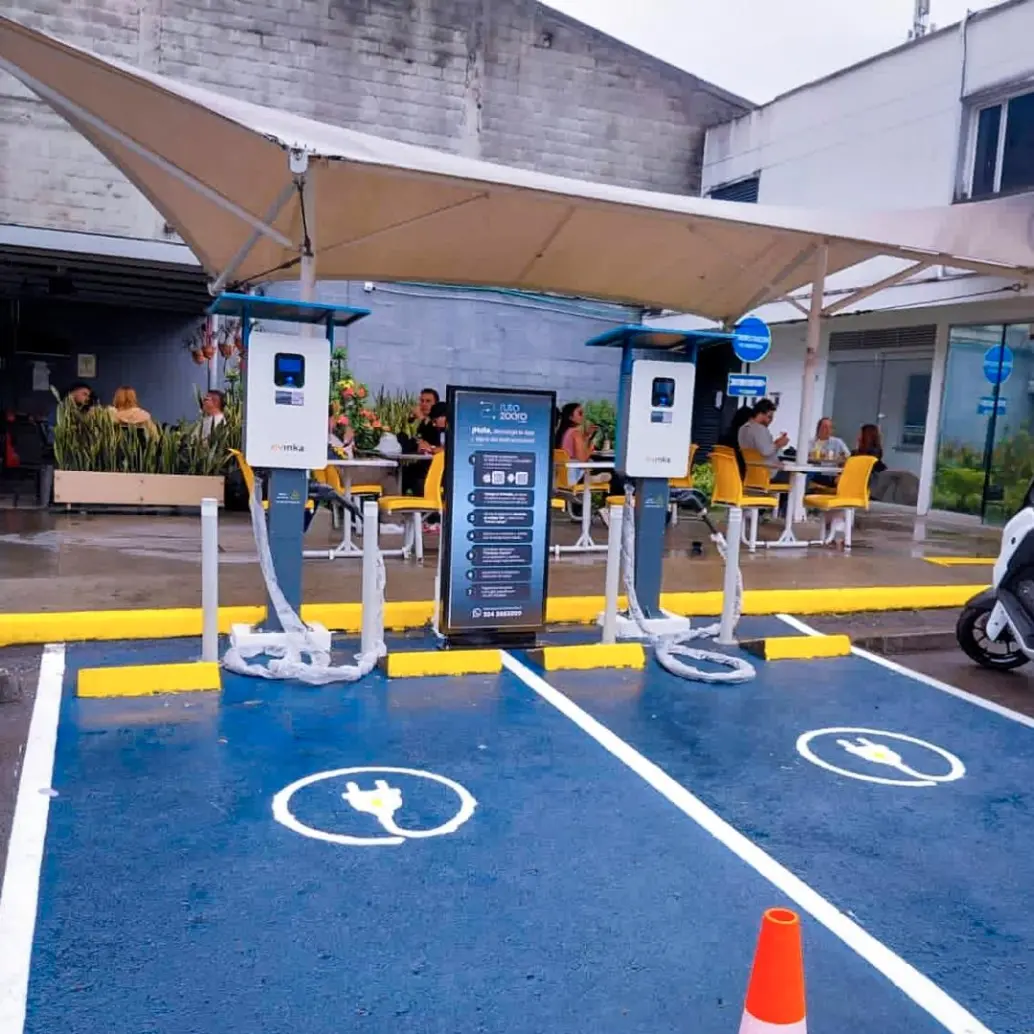 Primera electrolinera de Evinka Tech en La Aguacatala, Medellín, parte del corredor eléctrico que conectará la capital antioqueña con Bogotá. FOTO suministrada por <u>Somos Colectivo Agencia</u>