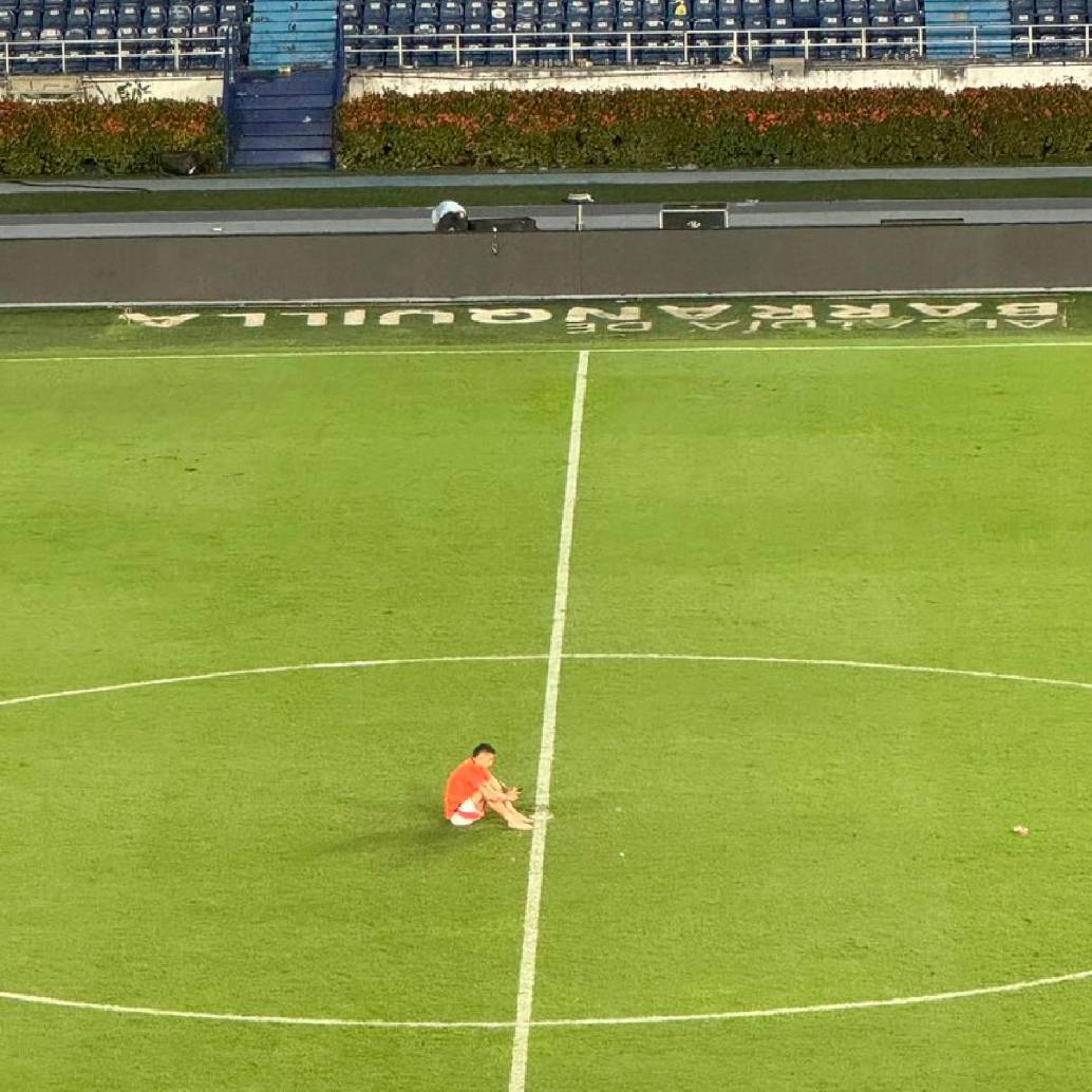 James Rodríguez y una imagen para el recuerdo en el centro del campo tras la victoria ante Bolivia. El 10 de Colombia abrió el marcador. FOTO X-JUAN FELIPE CADAVID