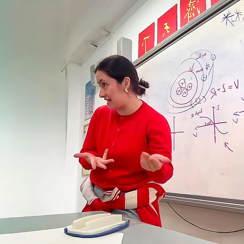 La profesora Olga Giraldo lleva varios años dictando clases en China, a donde llegó por un intercambio académico. <b><span class="mln_uppercase_mln"> </span></b>FOTO<b><span class="mln_uppercase_mln"> CAPTURA DE VIDEO</span></b>