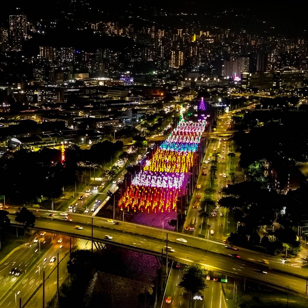 Una de las sorpresas más esperadas de la noche fue el árbol navideño de 25 metros, decorado con orquídeas y ambientado con imágenes proyectadas. FOTO: Camilo Suárez
