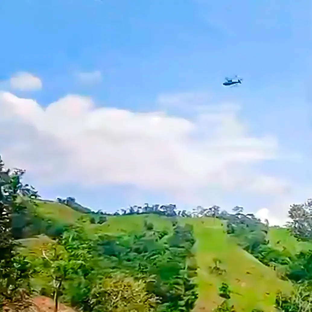 El helicóptero se disponía a recoger a unos policías que fueron atacados por integrantes de las disidencias cuando lo atacaron con el dron. FOTO: Captura de video