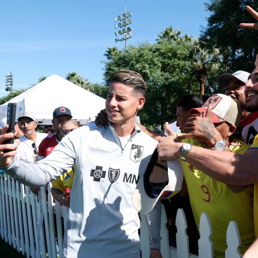 James se está poniendo a punto para su debut y mientras tanto comparte con los aficionados. FOTO @MNUFC