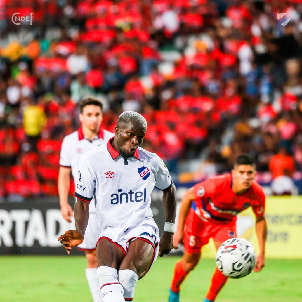 El delantero Chiristian Eber, de Nigeria, marcó uno de los goles con los que Nacional de Uruguay venció 2-0 a Academia Puerto Cabello de Venezuela. FOTO: TOMADA DEL X DE @Nacional