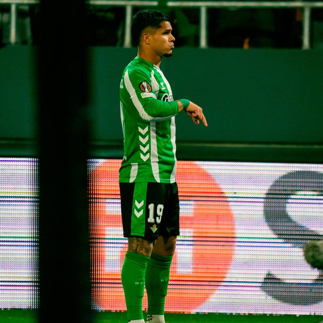Juan Camilo Hernández su gol número once en la temporada con el Betis. FOTO: <b>X REAL BETIS</b>