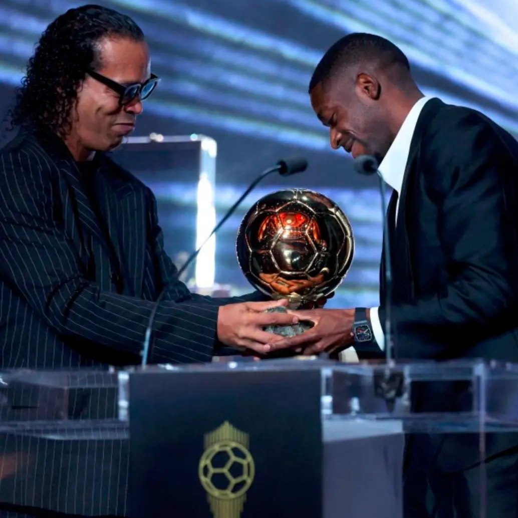 Ronaldinho entregándole el Balón de Oro a Dembelé. FOTO AFP