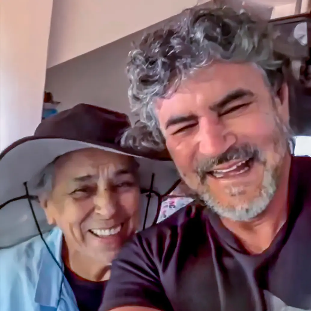 Leonel y su madre Fabiola. FOTO Captura de video