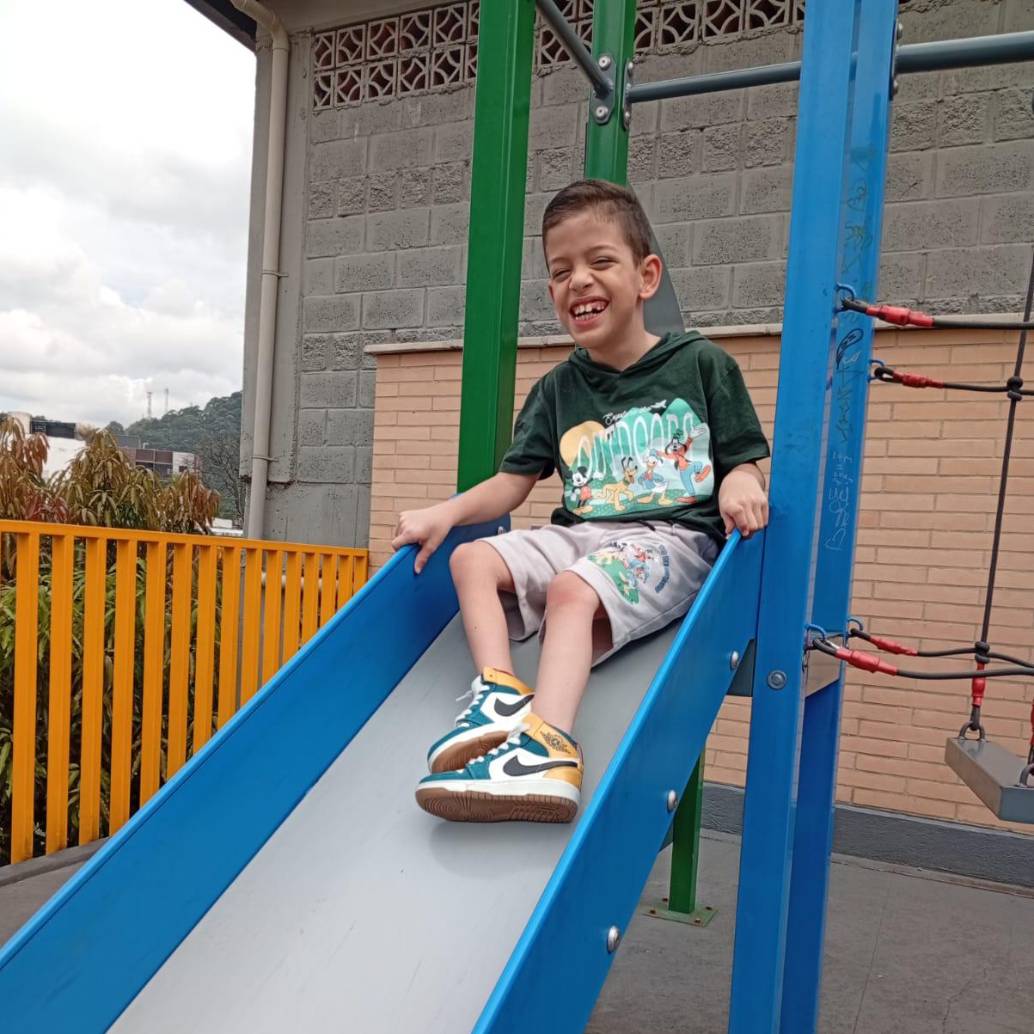 Emiliano tiene 8 años y fue diganosticado con la enfermedad cuando tenía 14 meses. Las fotos se publican con autorización de los padres. 