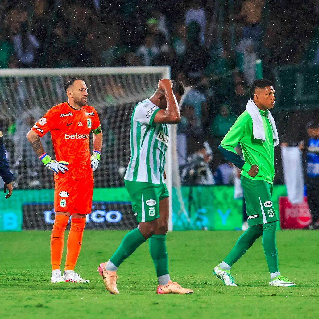 En la imagen aparecen David Ospina, Alfredo Morelos y Billy Arce lamentando la eliminación verdolaga. FOTO CAMILO SUÁREZ