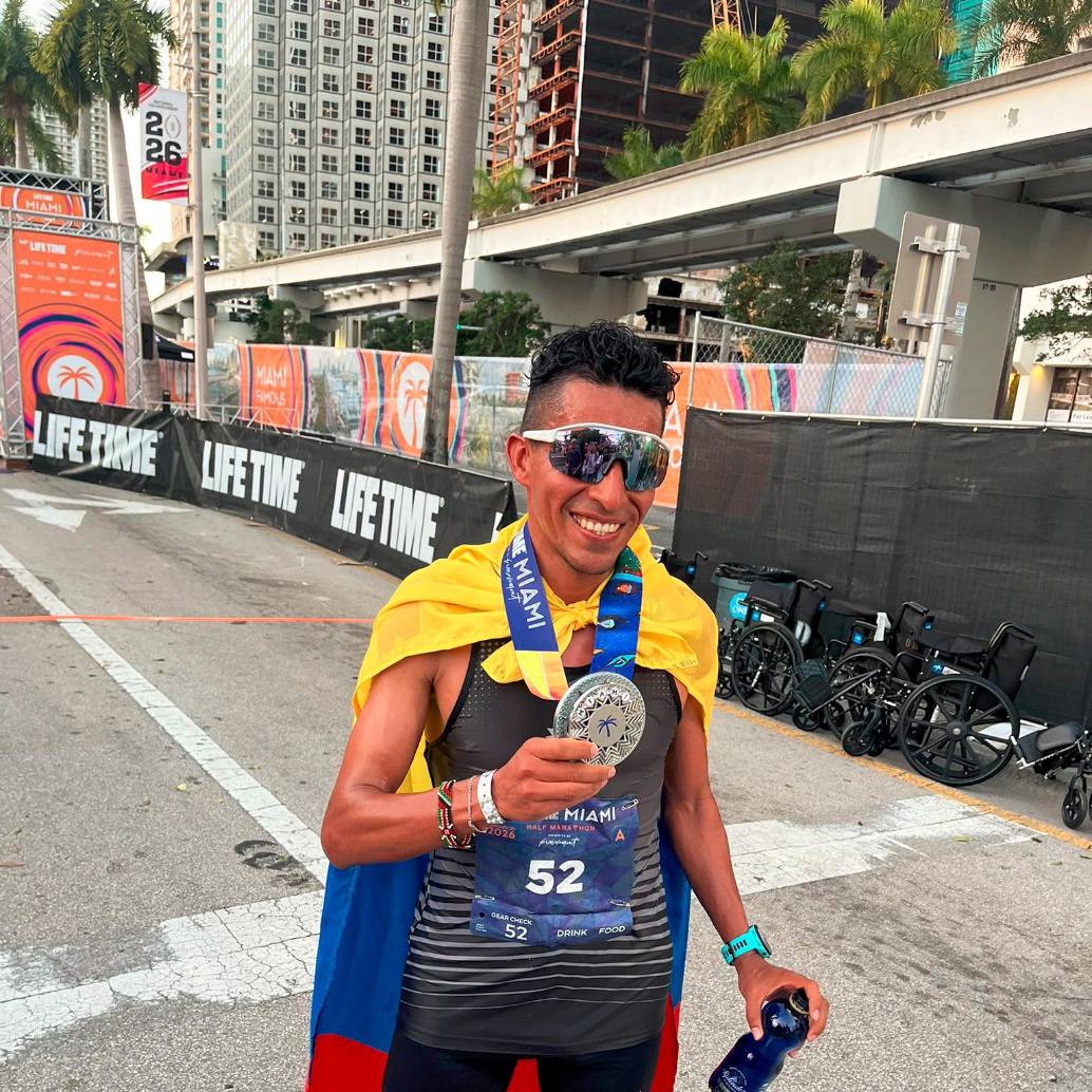 Mauricio González con la medalla que lo acredita como en ganador en Miami. FOTO @kaufsports