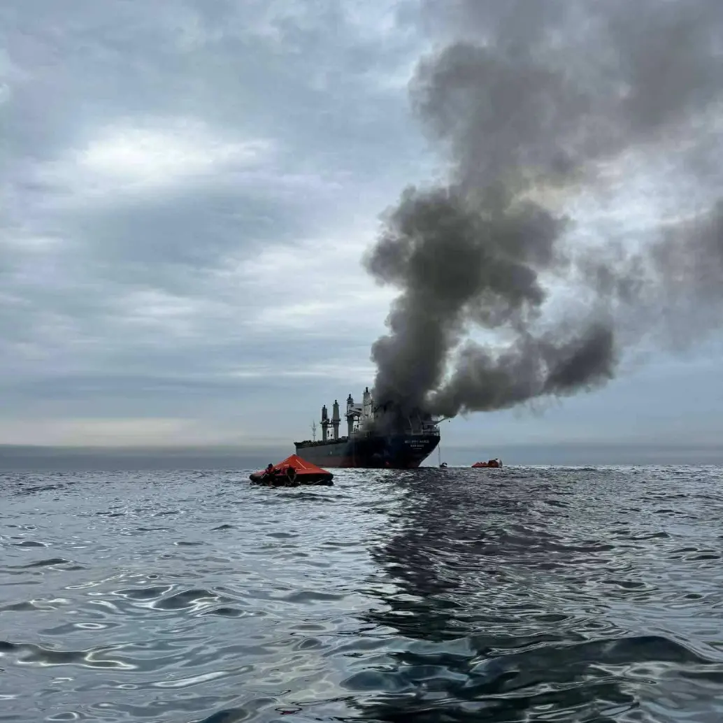 El precio del petróleo sobrepasa nuevamente los 100 dólares, con una fila interminable de petro buques que no logran cruzar el estrecho. La imagen de hoy es de un petrolero en medio de ataques iraníes. FOTO: @HipotesisPoder