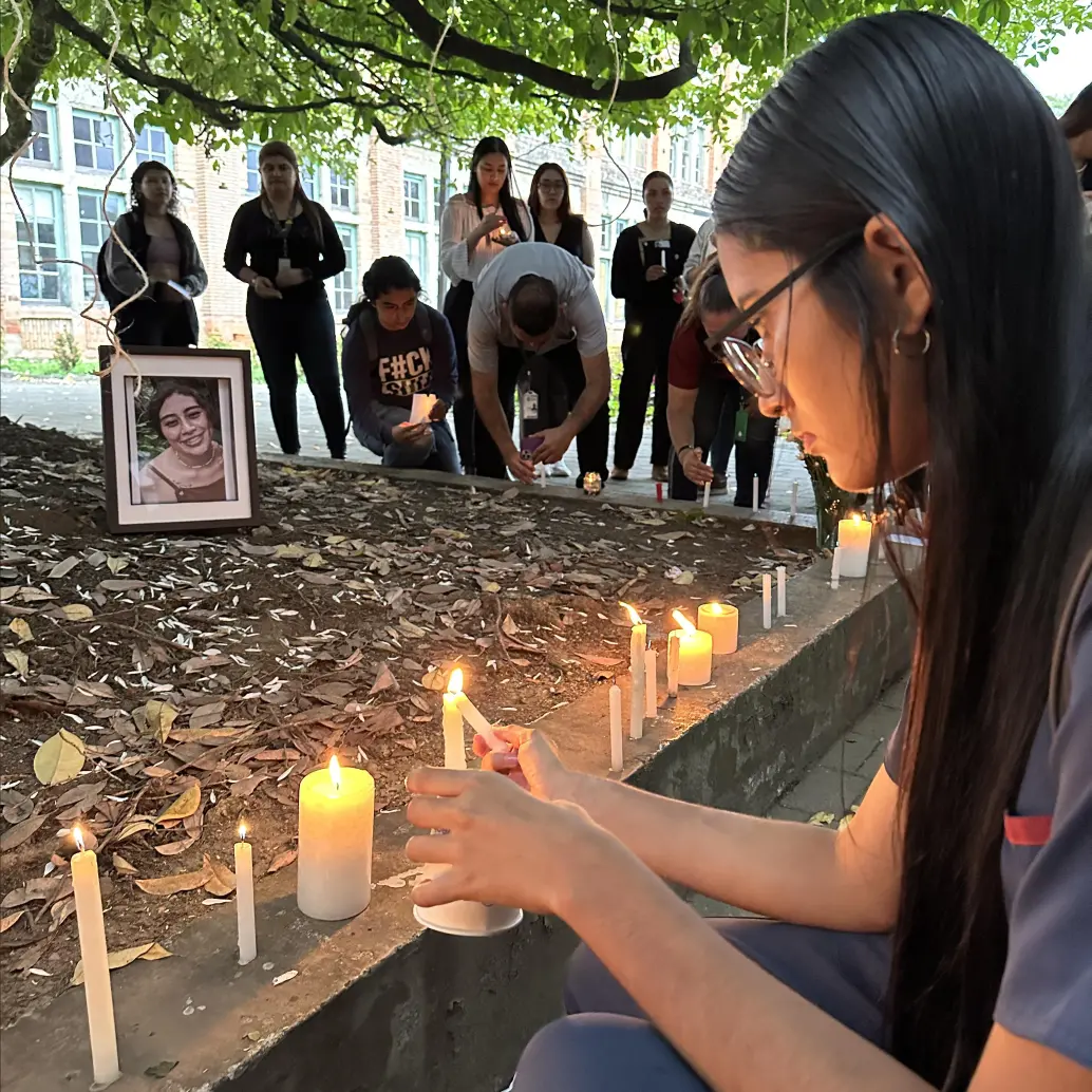 Velatón realizada en la sede Medellín de la Universidad Nacional en honor de la estudiante desaparecida. FOTO: Cortesía
