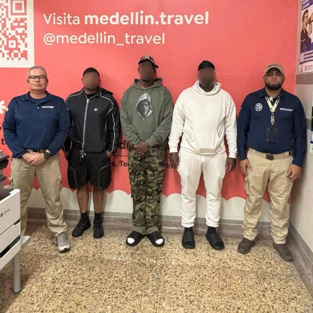Los tres turistas fueron interrogados e inspeccionados tras llegar al aeropuerto José María Córdova. FOTO: Cortesía Migración Colombia