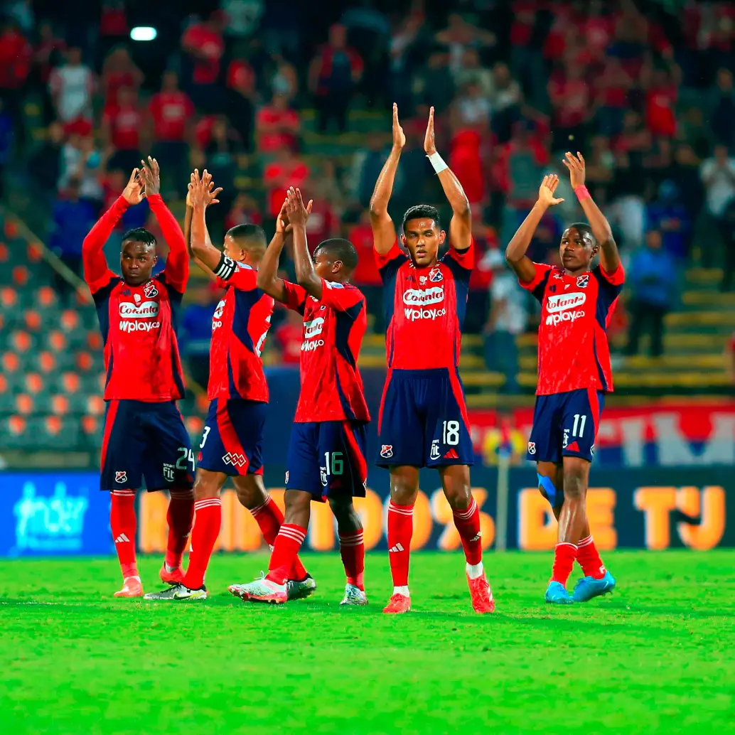Los jugadores del Independiente Medellín tras su triunfo 1-0 sobre Junior en el Atanasio. FOTO CAMILO SUÁREZ