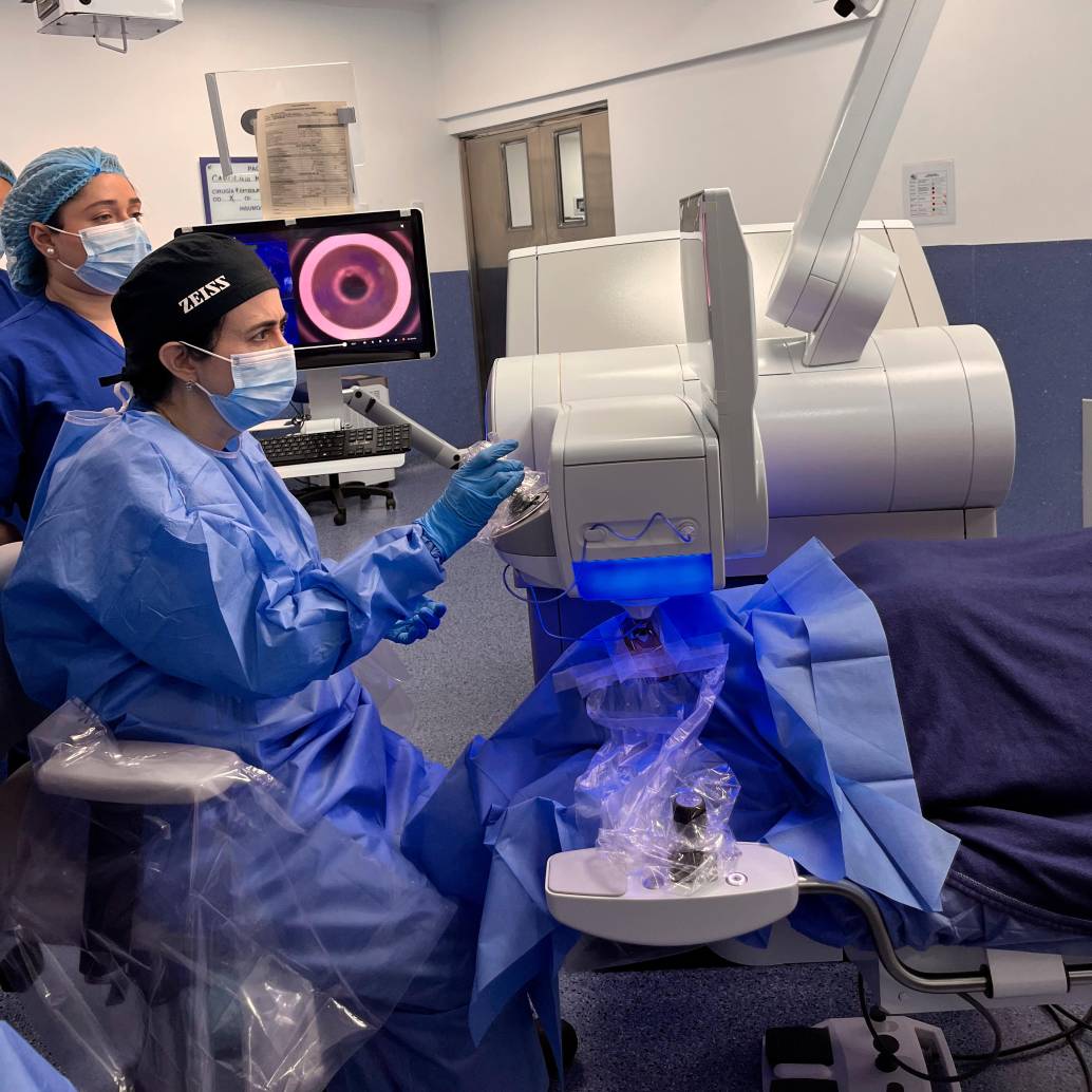 La Suite Refractiva de ZEISS tiene los equipos último modelo MEL 90 y VISUMAX 800, dos sistemas de tecnología alemana para realizar procedimientos láser para corregir miopía, presbicia, hipermetropía y astigmatismo. 