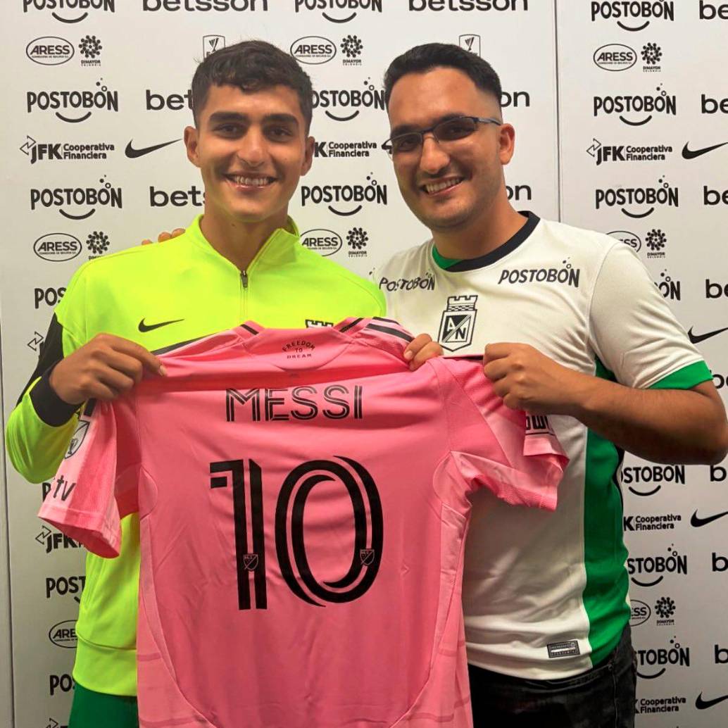 Juan Manuel Rengifo muestra la camiseta de Lionel Messi junto a su hermano. FOTO @DuqueRengifo