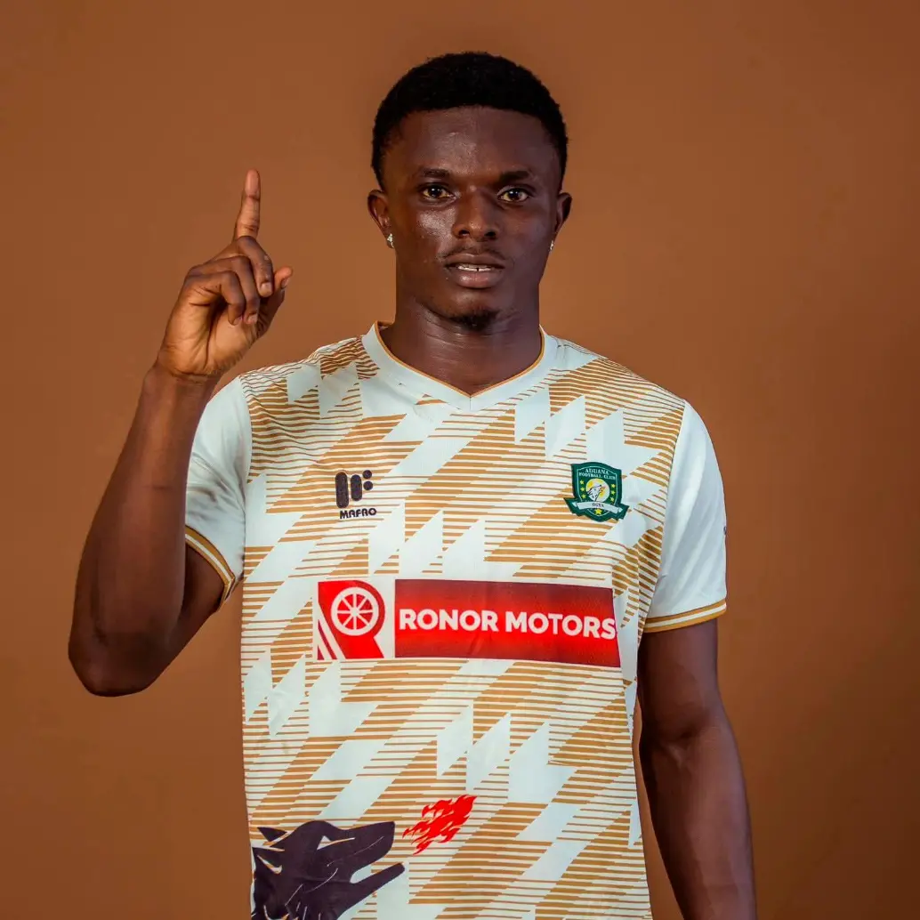 Dominic Frimpong tenía 20 años. Estuvo en las categorías juveniles de la selección ghanesa. En la imagen se ve posando con la camiseta de exequipo, el Asante Kotoko. FOTO: <b>X ASANTE KOTOKO</b>