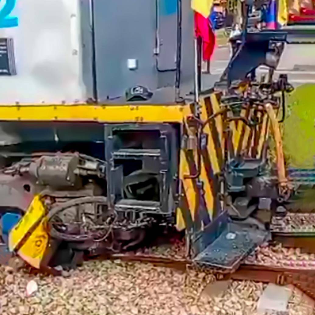 Uno de los fragmentos de video sobre los hechos, en el que se ve el tren encima de la bicicleta. FOTO: CAPTURA DE VIDEO REDES SOCIALES