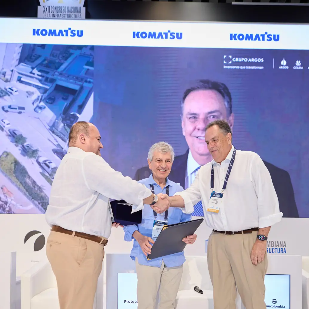 El director ejecutivo de la CCI, Juan Martín Caicedo; y el presidente de su Junta Directiva, Mauricio Ossa, entregan el ‘Premio Nacional a la Excelencia en Infraestructura’, a Jorge Mario Velásquez, presidente del Grupo Argos, por su destacada trayectoria en el sector. FOTO: Cortesía CCI