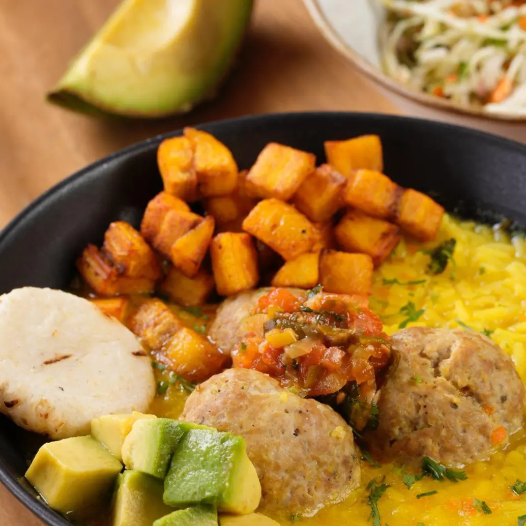 El restaurante Entrerrieles vende su propia versión de la sopa con arroz, acompañada de albóndigas, arepa, aguacate, plátano y chicharraron, 