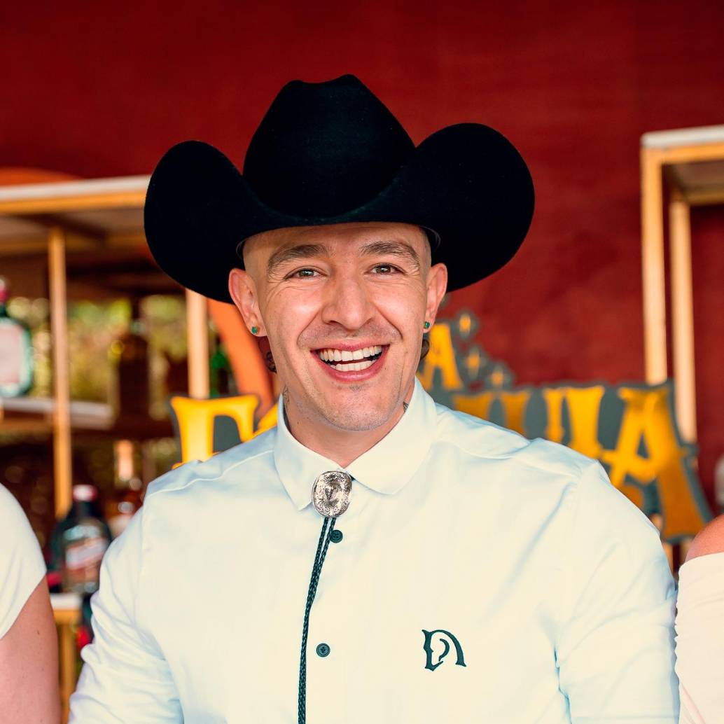 La nueva línea de ropa y sombreros de Luis Alfonso se podrá adquirir en la cuenta de Instagram @senorazo.co. en los stands durante los conciertos y en algunas tiendas físicas de Rigo. Foto cortesía.