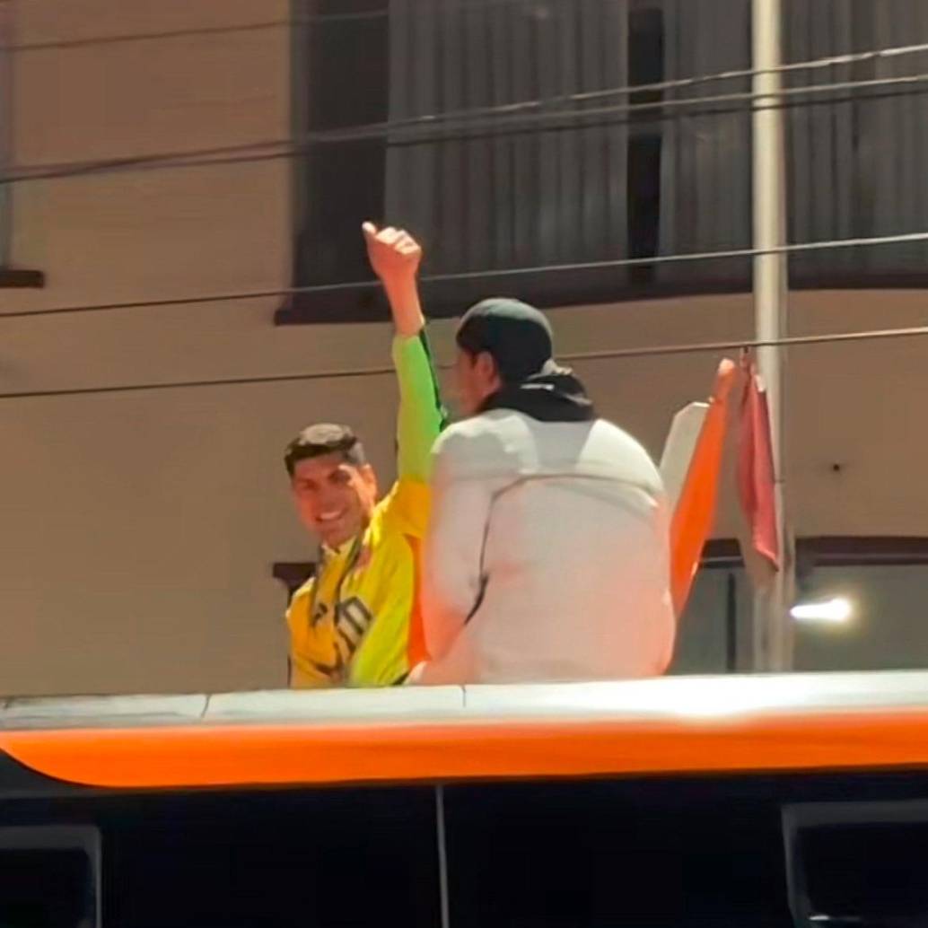 El portero boliviano Carlos Lampe, portando la camiseta de James Rodríguez durante la celebración de su selección. FOTO TOMADA DE X