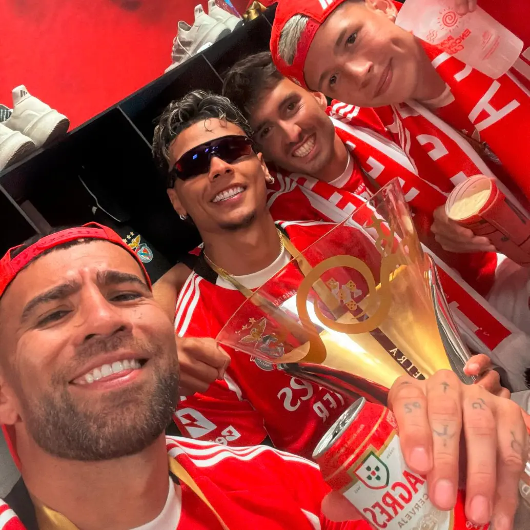 Otamendi, en una Selfie, junto a Richard Ríos y otros compañeros del Benfica. FOTO TOMADA DE X