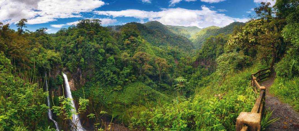 A pocos kilómetros, en Costa Rica hay desiertos, cataratas imponentes y playas como Sámana, con el agua clara y el oleaje suave. FOTO: Getty