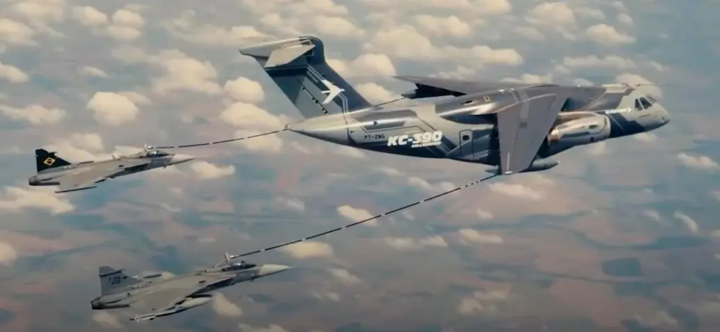 Un avión brasilero Embraer KC 390 Millennium abastece de combustible en el aire a dos cazas Gripen, como los que le compró Colombia a la empresa sueca Saab. IMAGEN TOMADA DE VIDEO DE LA FUERZA AÉREA DE BRASIL.