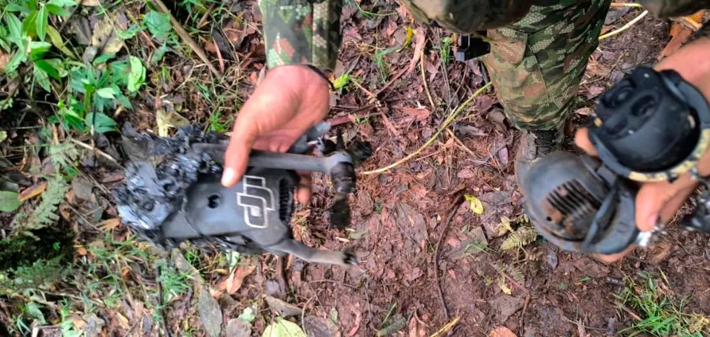 El Ejército derribó uno de los drones terroristas usados por las disidencias de las Farc en el corregimiento San Antonio, de Jamundí. FOTO: CORTESÍA DEL EJÉRCITO.