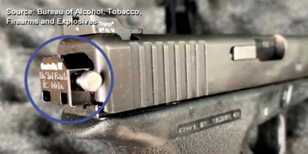 Pistola con un dispositivo de conversión de ametralladora en el martillo percutor. CORTESÍA: NBC NEWS.