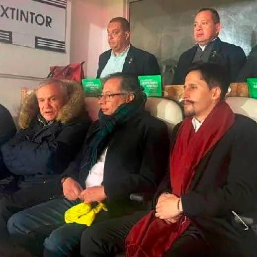 Gustavo Petro es la tercera vez que se reúne con su homólogo de Chile. En el estadio Monumental se le vio bastante concentrado siguiendo el juego de la Selección.