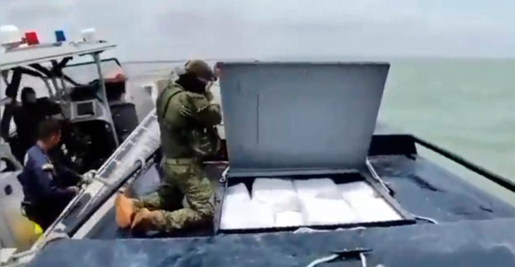 Esta semana la Armada Nacional incautó 3,2 toneladas de cocaína en un semisumergible, interceptado en aguas de la Alta Guajira. FOTO: CORTESÍA ARMADA.