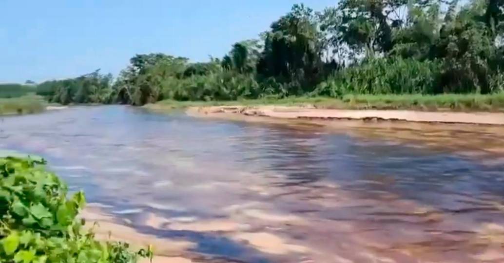 Los campesinos grabaron con celulares la mancha de combustible que contamina al río Caranal, en Fortul, Arauca. FOTO: Tomada de video