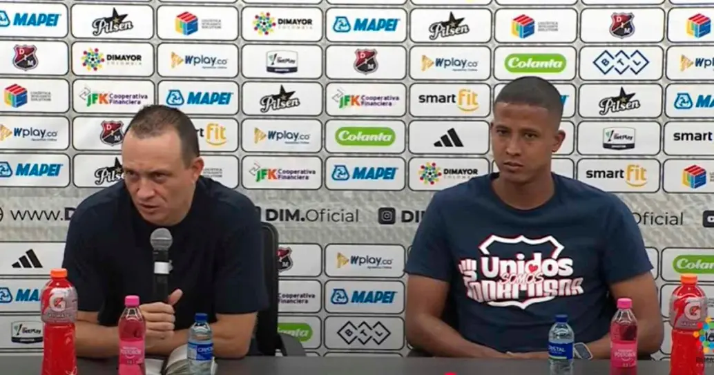 El técnico Alejandro Restrepo y el capitán del rojo, Fainer Torijano en la rueda de prensa, tras la victoria 1-0 sobre Millonarios. FOTO PANTALLAZO 